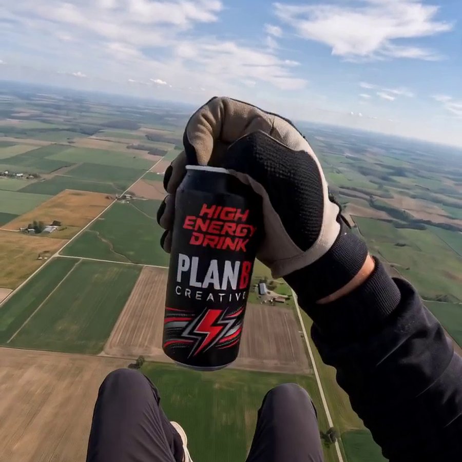 KI-Motiv Skydive mit PLAN B Energy Drink